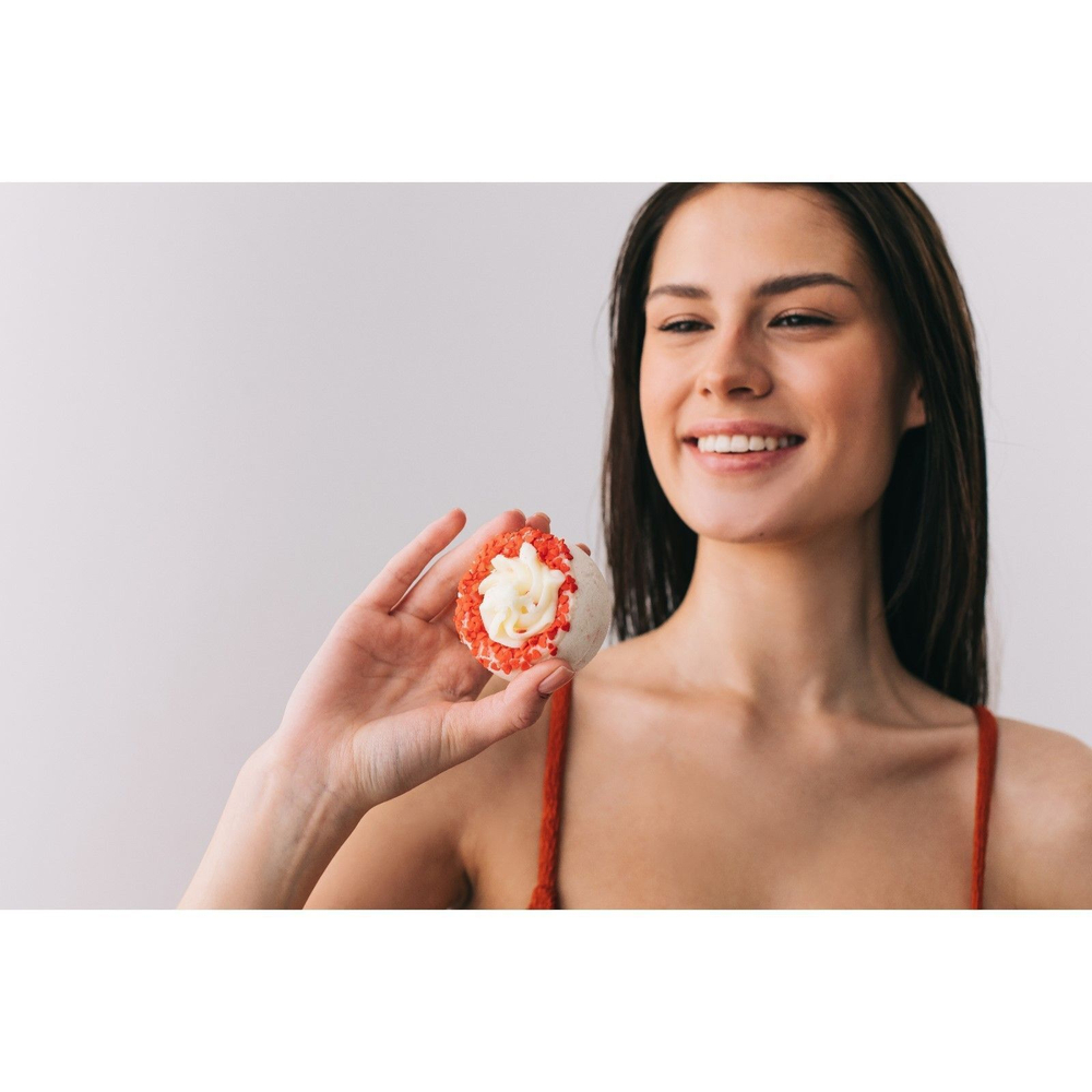 Бомбочка для ванны Пралине с маслом ши и ароматом клубники со сливками - 150 гр.