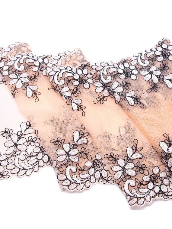 05-122 Вышивка на неэл. сетке 27 см, телесный/черный/белый