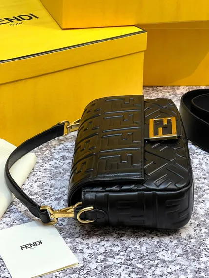 Сумка из кожи Fendi Baguette черный