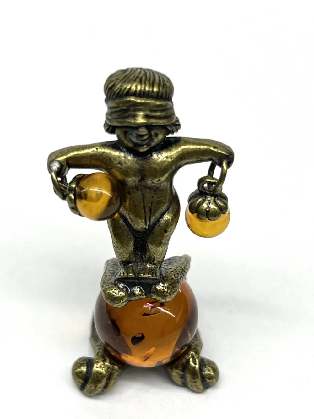 Бронзовая статуэтка на янтаре