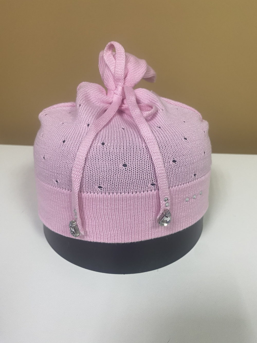 Шапка на девочку трикотажная однослойная розовая с бубенчиками в стразах на объем головы 40,42 см