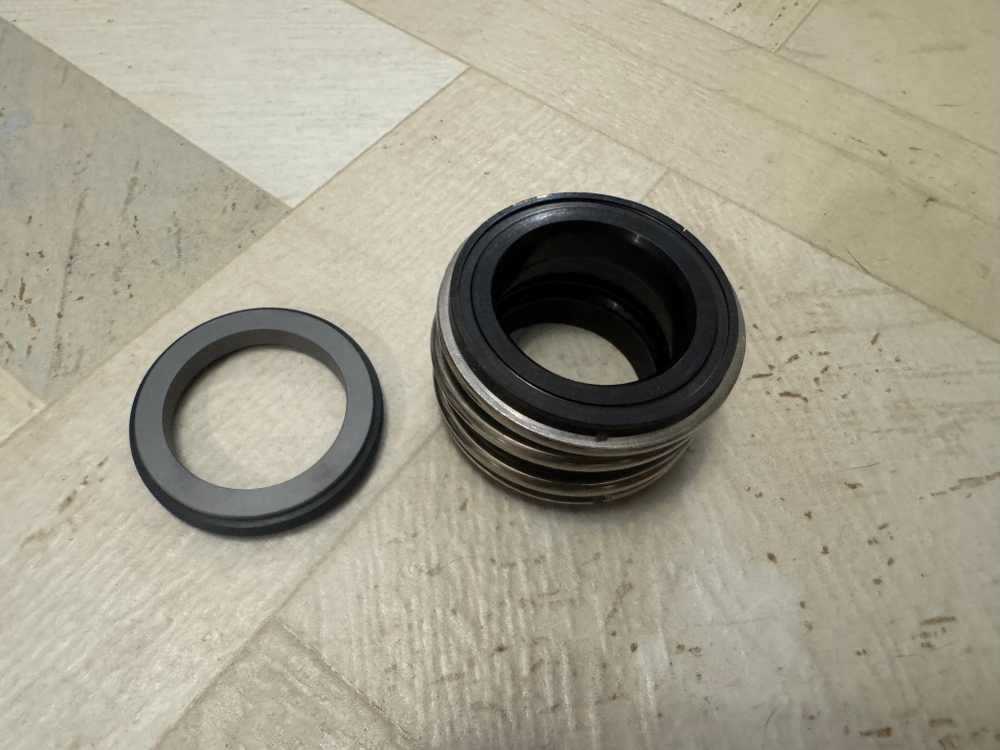 Запасная часть для насосов "LEO" моделей XST65-200K/185, XST65-200K/220, XST65-200K/300, XST65-250/220, XST65-250/300, XST65-250/370, XST80-200/220, XST80-200/300, XST80-250/370, XST80-250/450, XST80-250/550 - комплект торцевых уплотнений №10009649