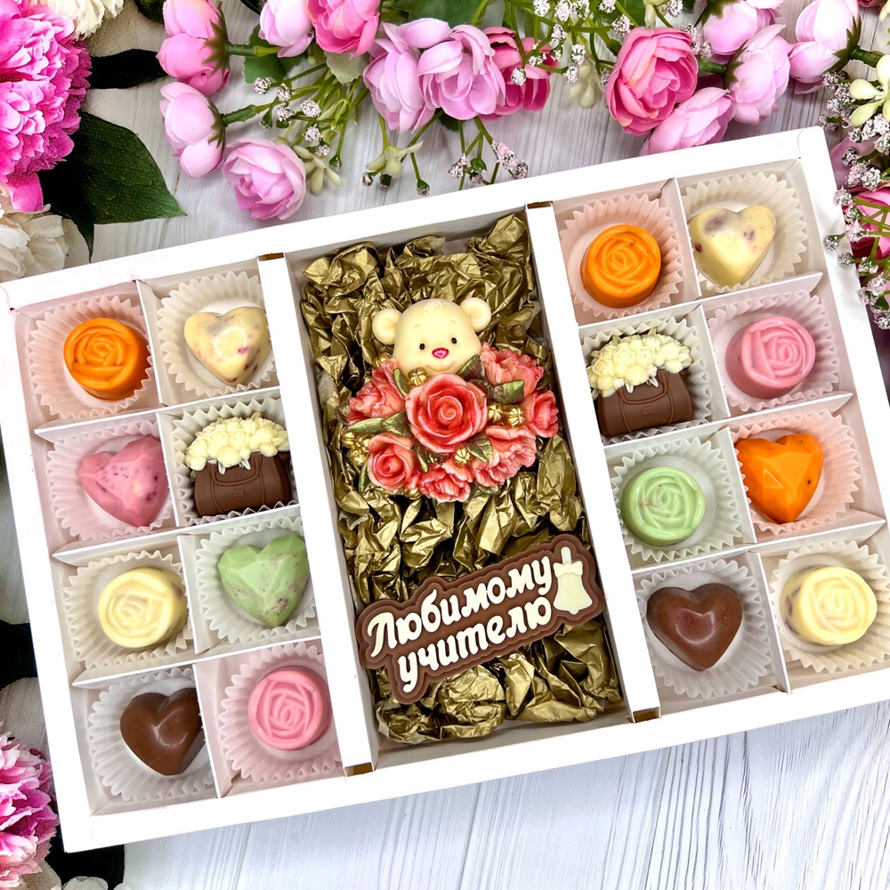 Шоколадный набор "Любимому учителю. Мишка с розами": шоколадка-надпись и 16 конфет ручной работы