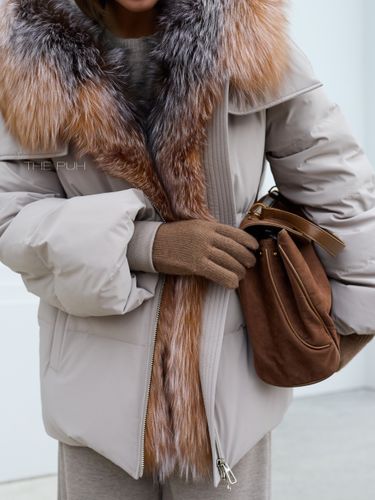 Бежевый пуховик с оторочкой из меха енота