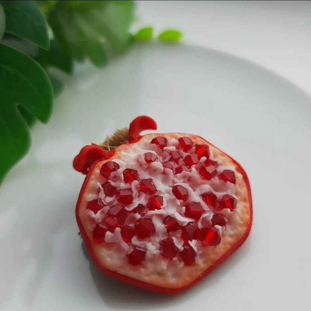 Брошь (О. Попова)