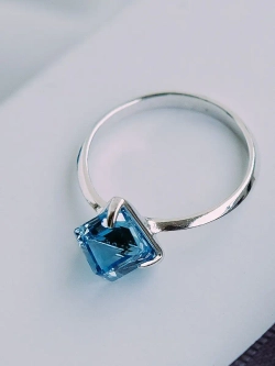 Кольцо Миражи тонкое с голубым кристаллом Swarovski