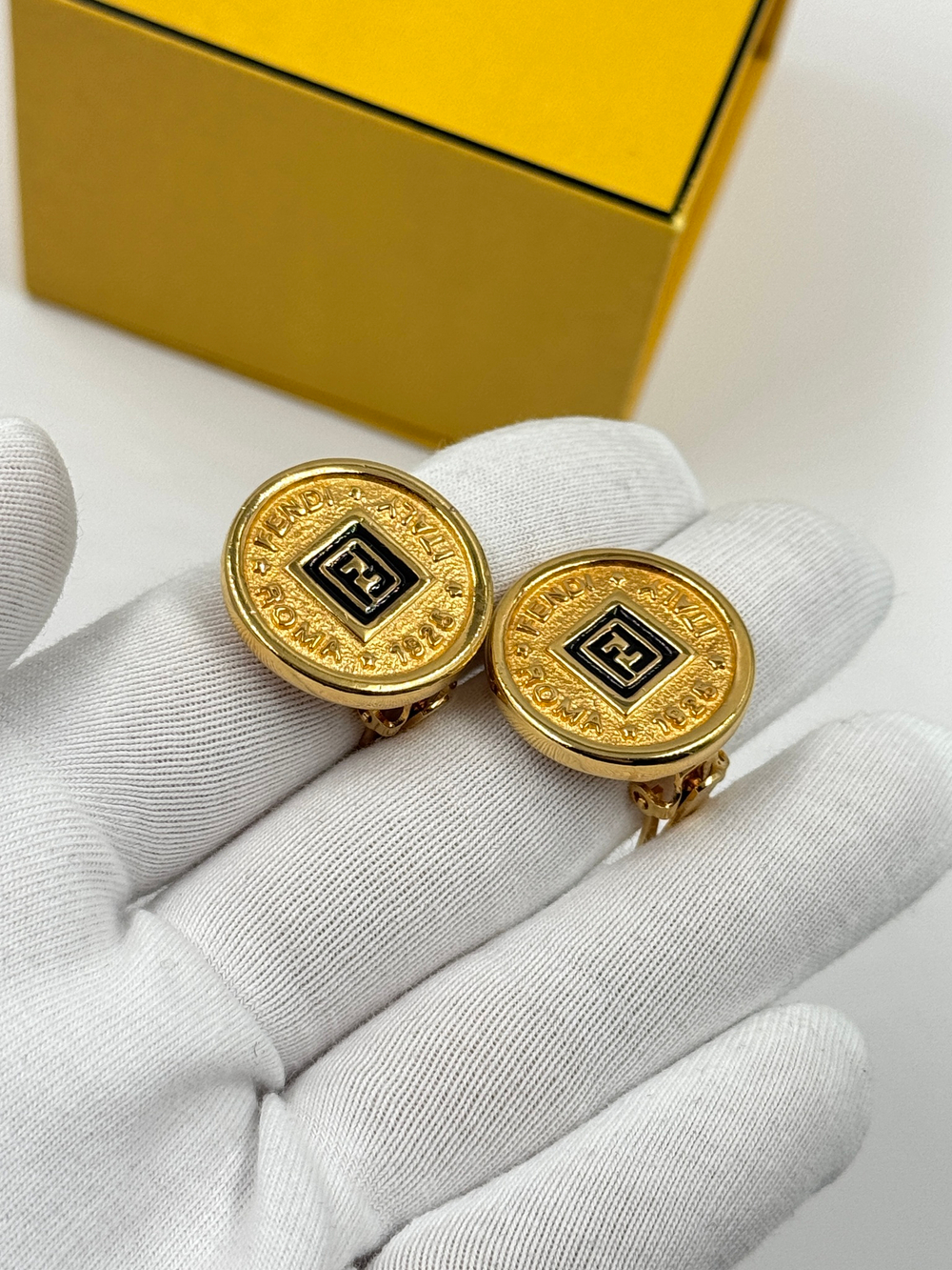 Клипсы с лого и чёрной эмалью Fendi