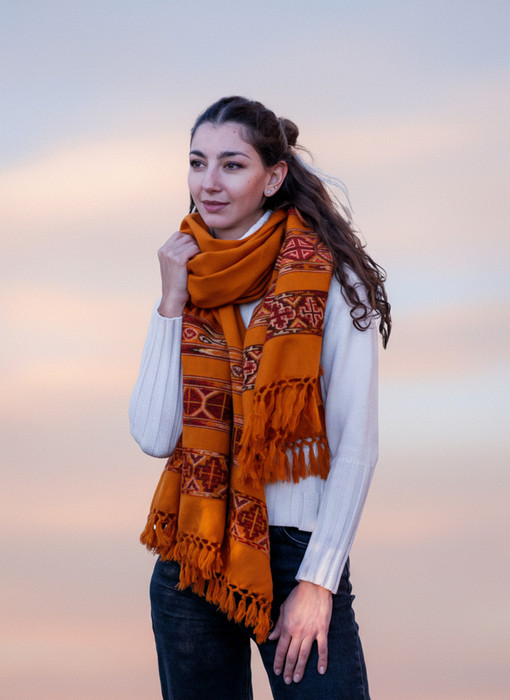 Шаль с вышивкой (темно-оранжевая)