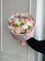 Букет сборный из кустовых пионовидных роз, хелеборуса, аллиума и одноголовых роз