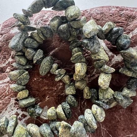 Змеевик (серпентинит) крошка. Камни для изделий на заказ. Цена зависит от вида заказанного изделия