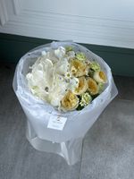 Букет сборный из кустовых пионовидных роз, диантусов, гортензии и ромашек