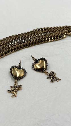 Серьги сердце со светло-серыми кристаллами по краю и ангел со стрелой, золото антик