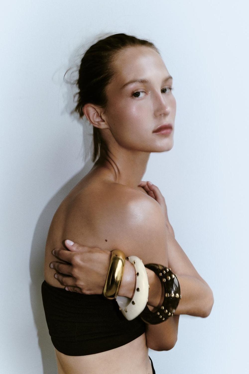 ZARA НАБОР ИЗ ТРЕХ ЖЕСТКИХ БРАСЛЕТОВ ИЗ СМОЛЫ С ЗАКЛЕПКАМИ, ЗОЛОТИСТЫЙ