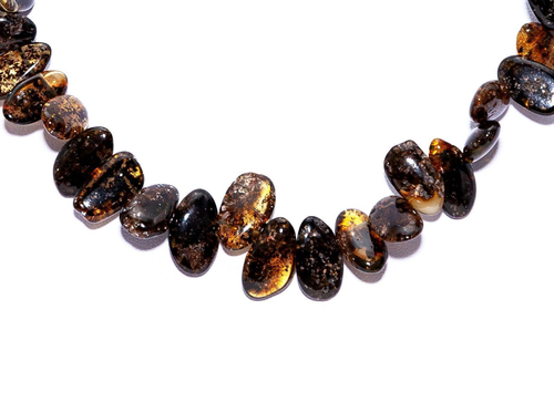 Бусы из зеленого янтаря натуральные, длина 50 см, лепестки до 1,5 см. Зеленый янтарь с включениями