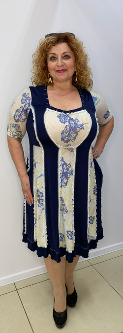 Укороченное летнее платье с вертикальными вставками