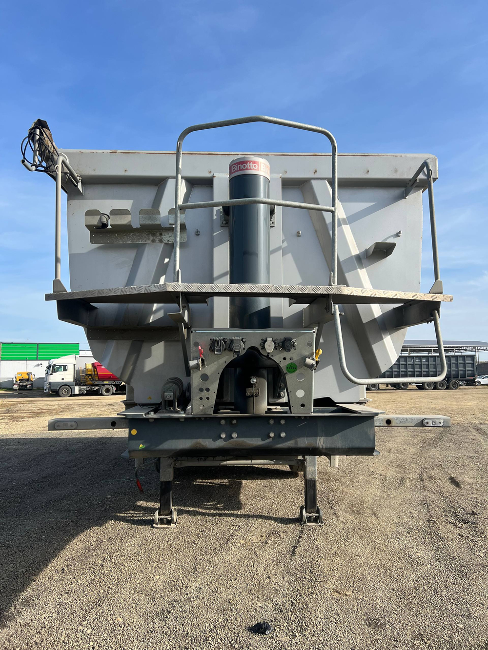 Bodex KIS-3W* Полуприцеп самосвал KIS 3WS2