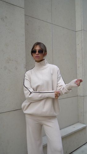 Бежевый джемпер с контрастными полосками