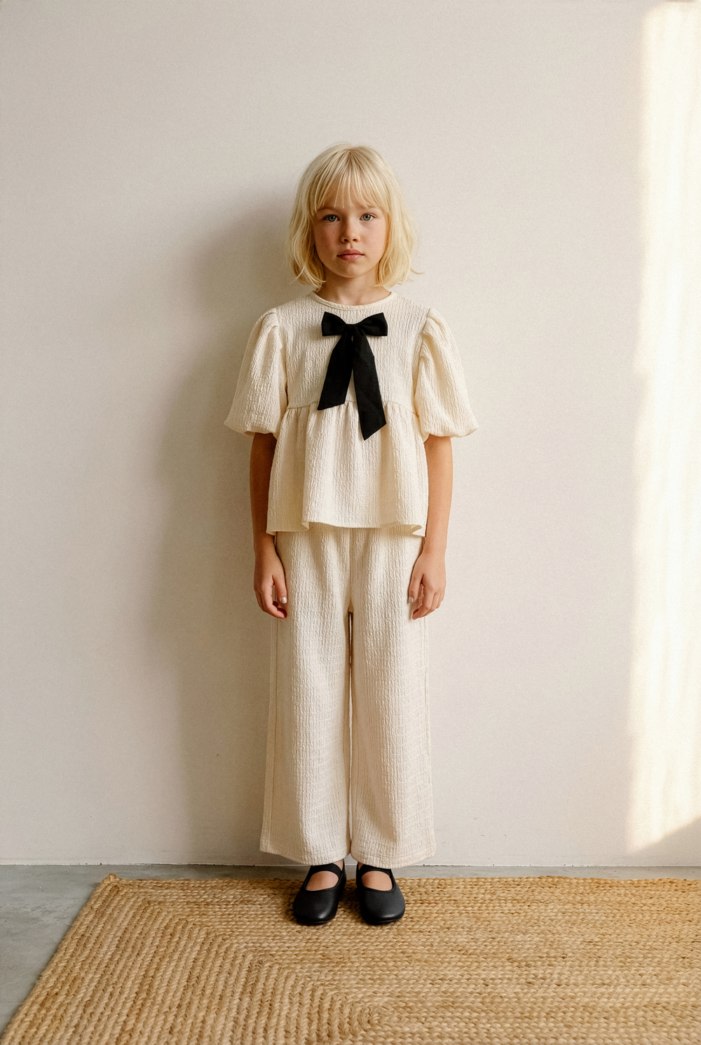 Костюм с шелковым бантом, ваниль