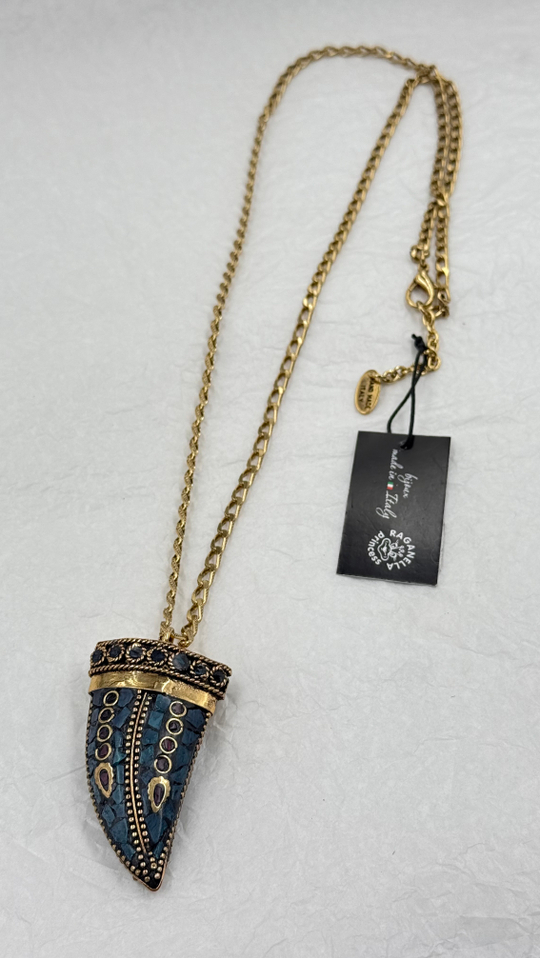 Кулон крупный плоский клык с прессованным бериллом и рубеллитом на длинной золотой цепочке