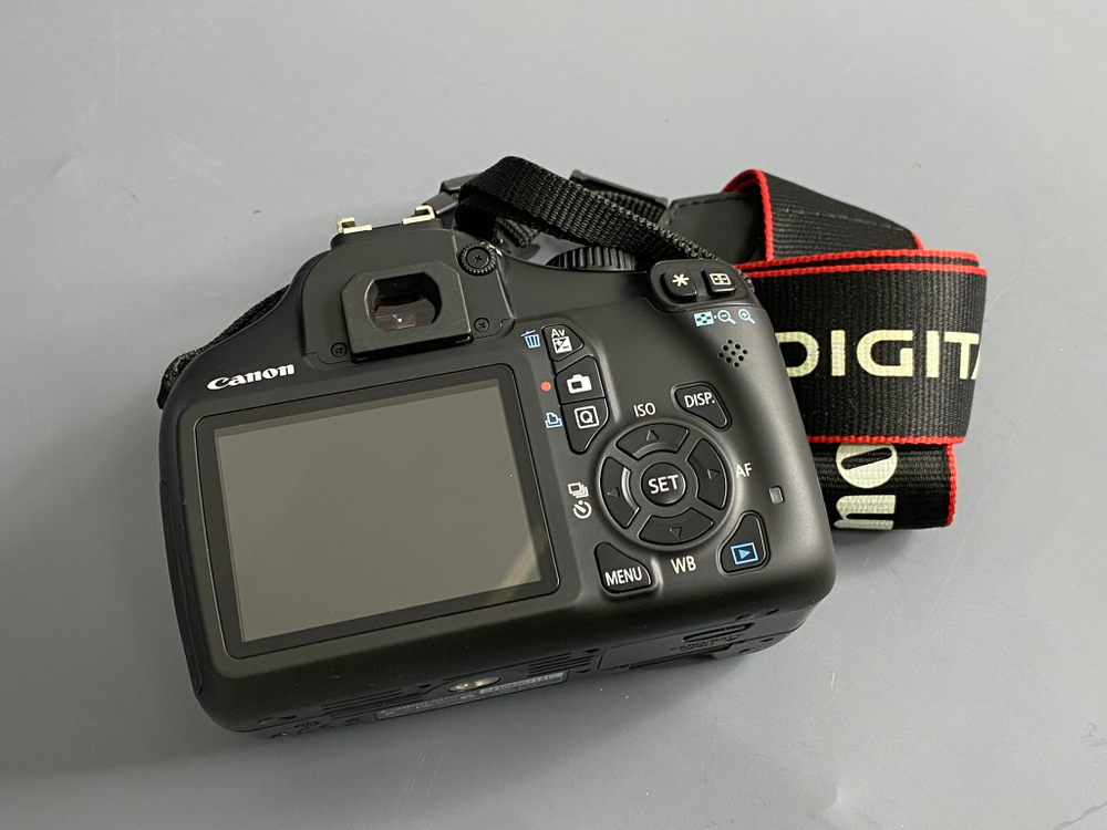 Canon 1100D kit 18-55mm 3.5-5.6 IS II 5000 кадров