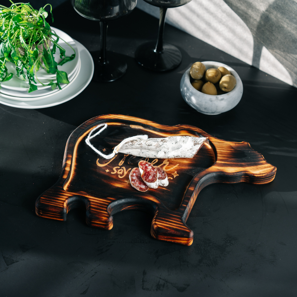 Деревянная менажница "Медведь" из кедра для подачи блюд и закусок с гравировкой "Never say Never"