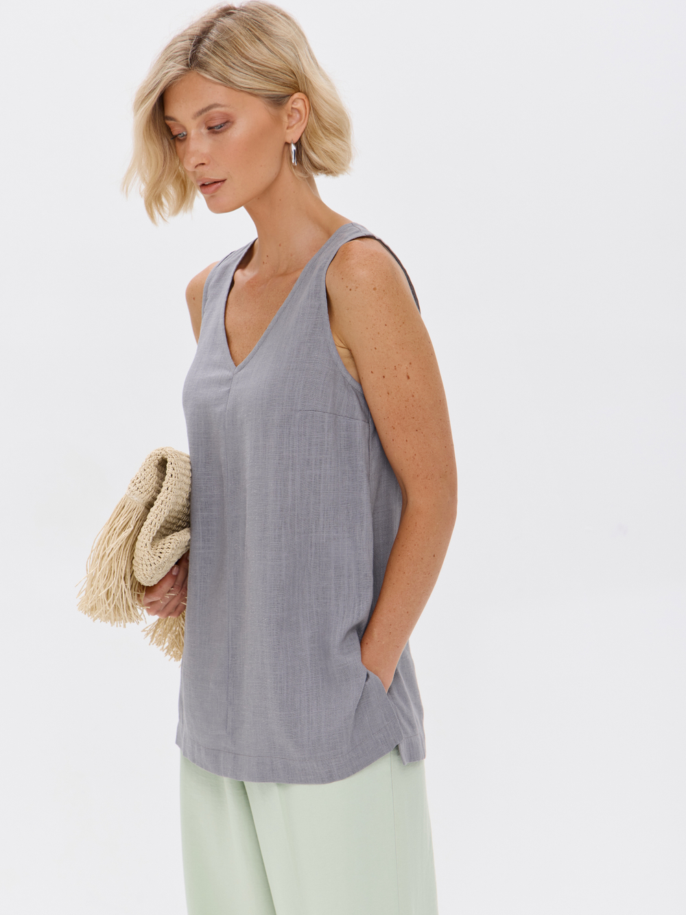 Удлиненный топ из льна с V-вырезом