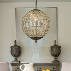 Элегантная подвесная люстра с шарообразным плафоном из фактурного стекла