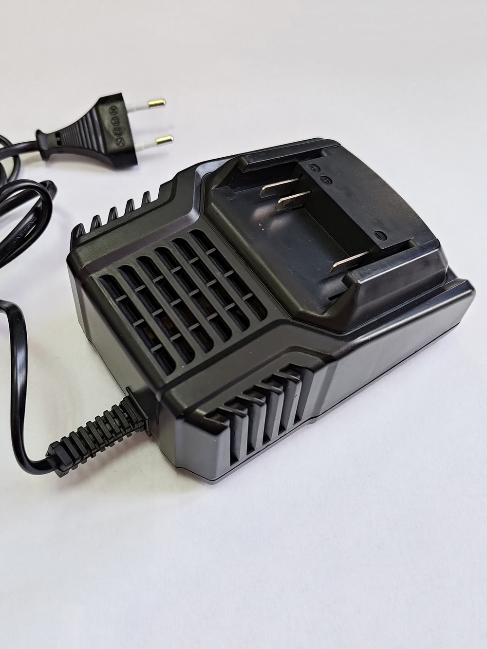 Устройство зарядное универсальное с базой 10,8-18В, 1500мА, (под аккум. СЛАЙДЕР)