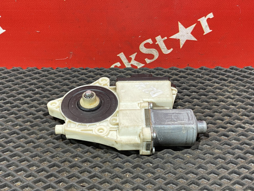 Моторчик стеклоподъемника левый 2020г