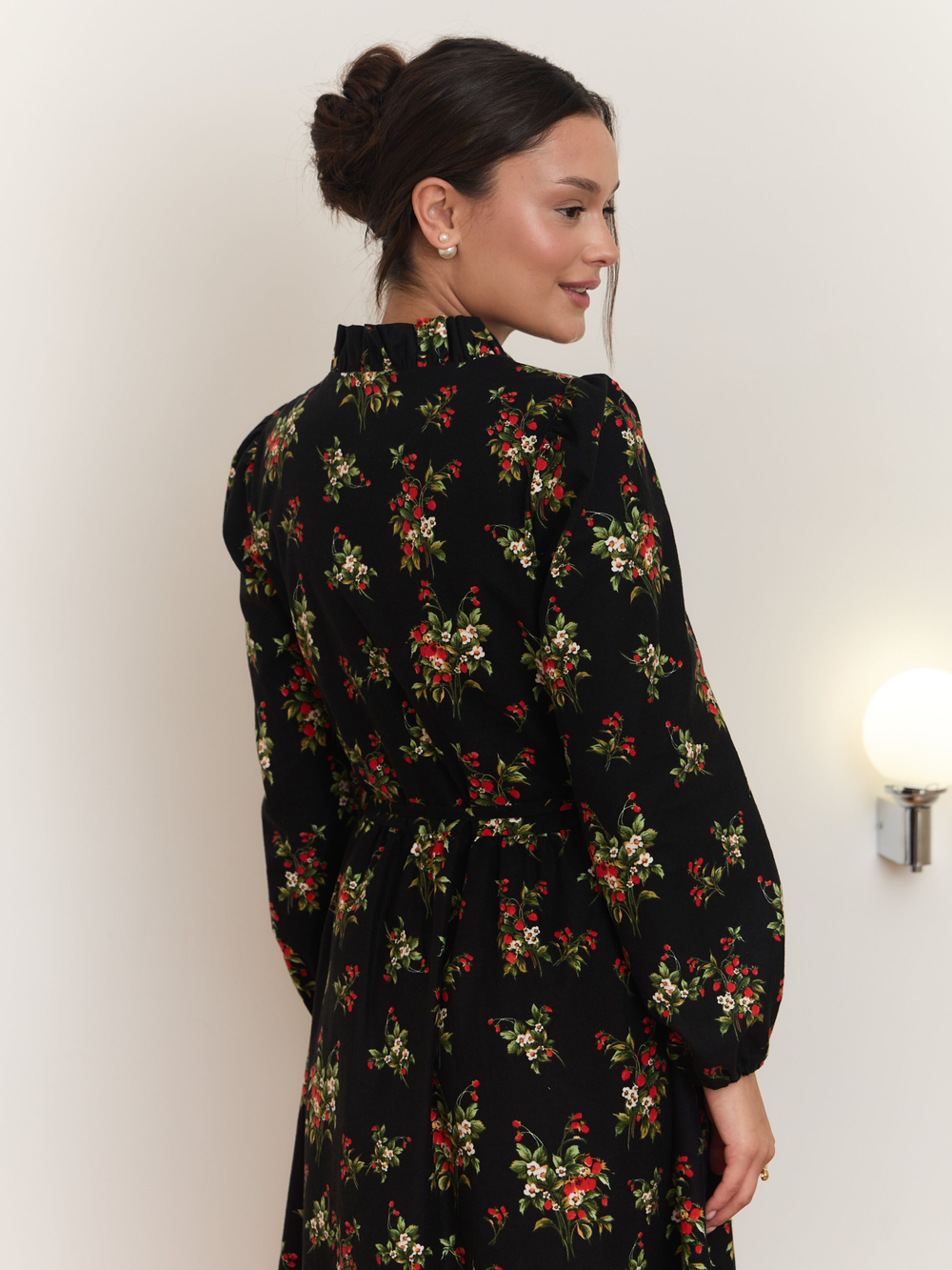 Платье с воротником стойкой