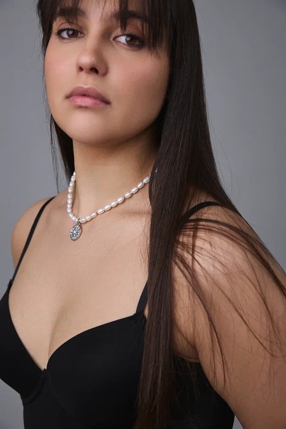 Колье из белого жемчуга с кулоном из перламутра и цирконов с солнцем, серебро