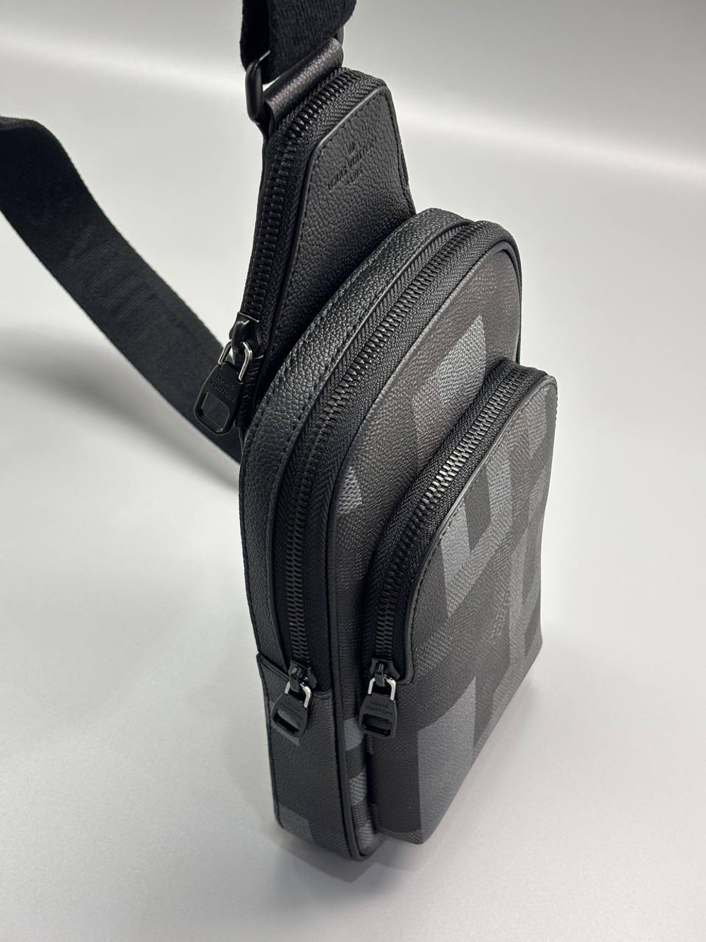 Сумка- слинг Louis Vuitton