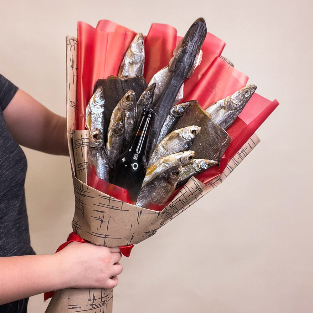 Мужской букет из ассорти рыб и напитком на выбор