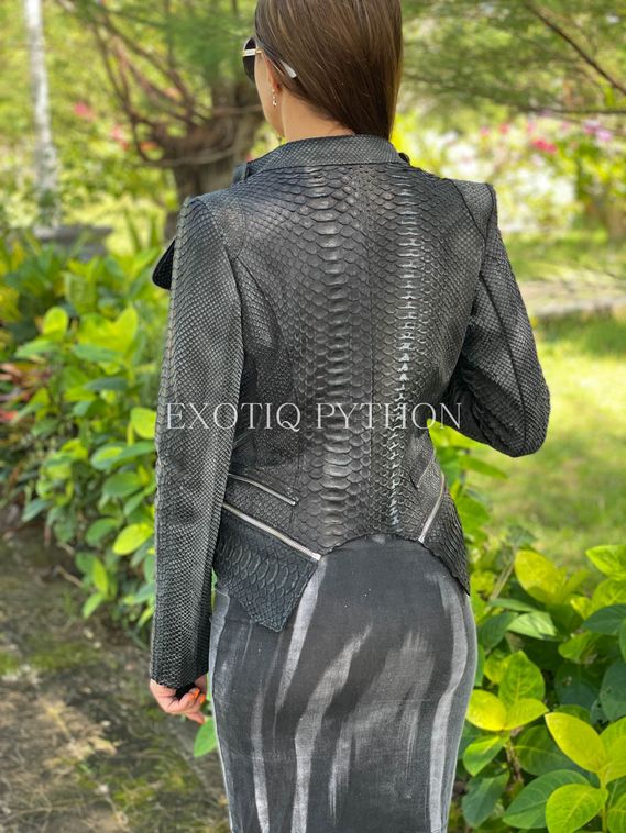 Женская куртка из кожи питона JT-111