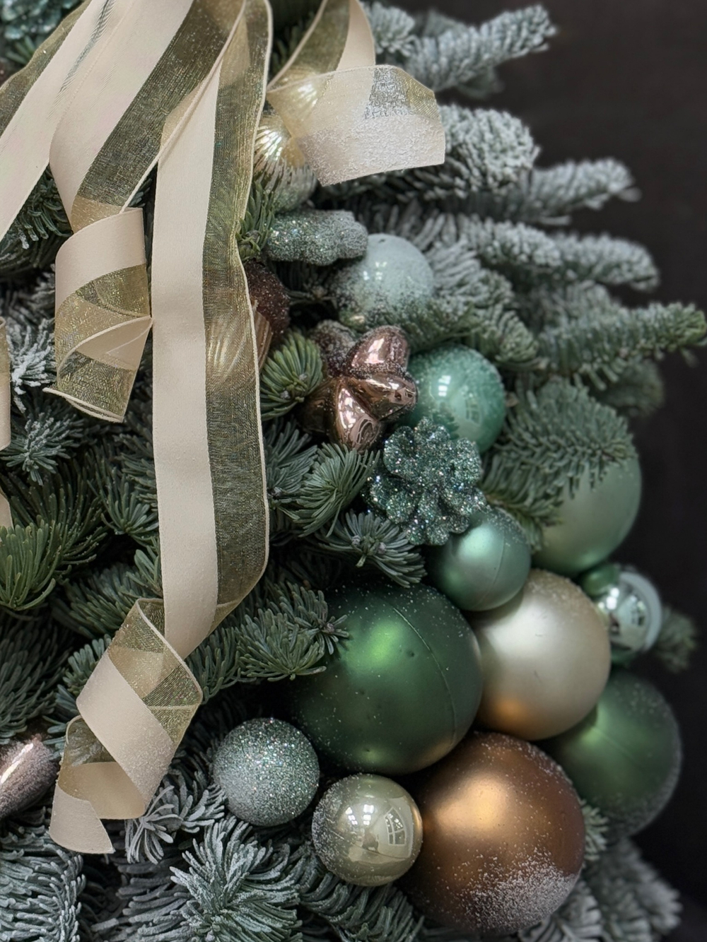 Новогодняя композиция из нобилиса "Елочка ручной работы", оформленная в золотых, бронзовых и изумрудных оттенках, 55-60 см