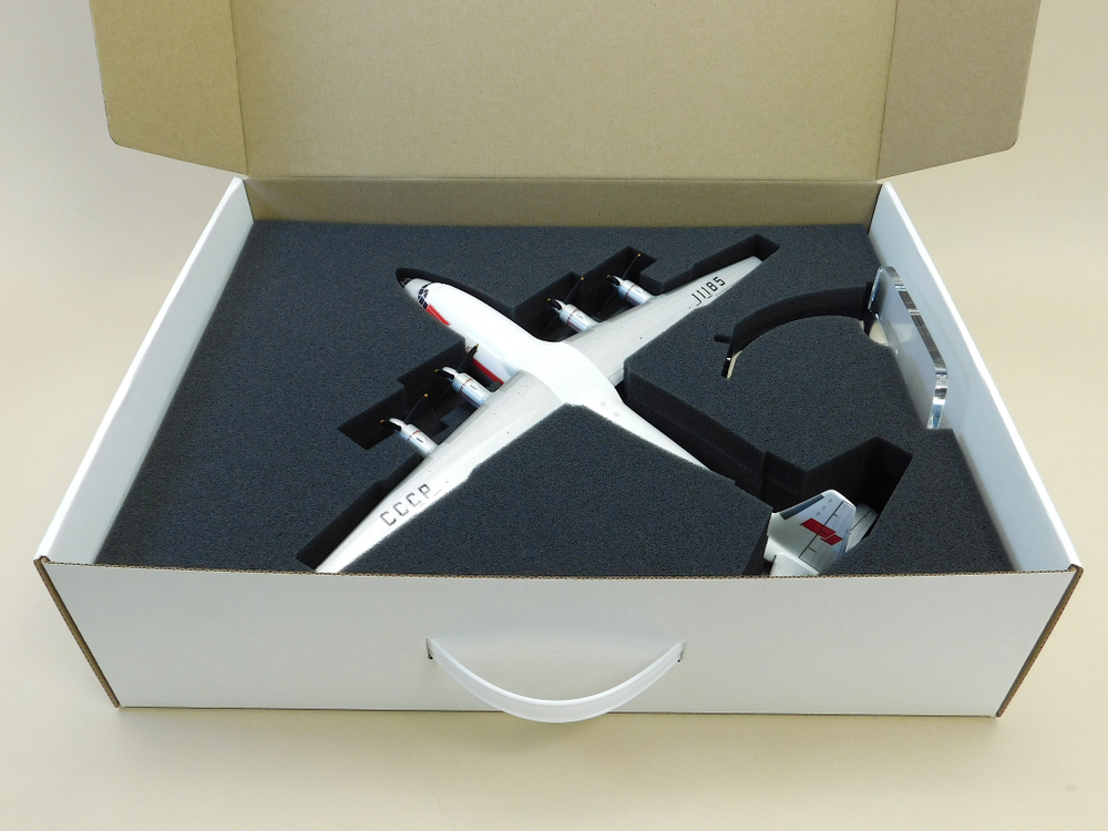 Модель самолета Ан-10А (М1:100, Аэрофлот СССР-11185) с шасси