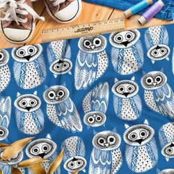 Ткань интерлок пуховые совы на синем фоне