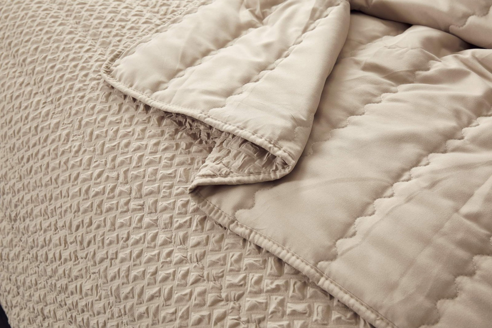 Покрывало 230х250 и 2 наволочки 50х70 Sofi De MarkO Ирма бежевое