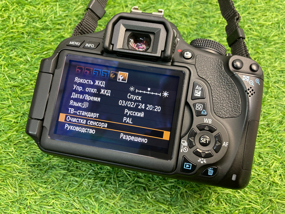Canon 600D kit 18-55mm 3.5-5.6 IS II 8.200 кадров