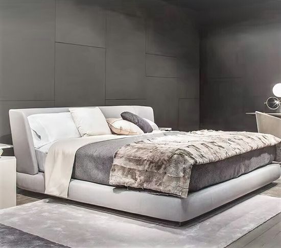 Двуспальная кровать с широким изголовьем Reeves