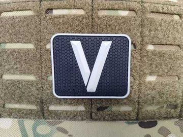 Патч на одежду V (Черный)