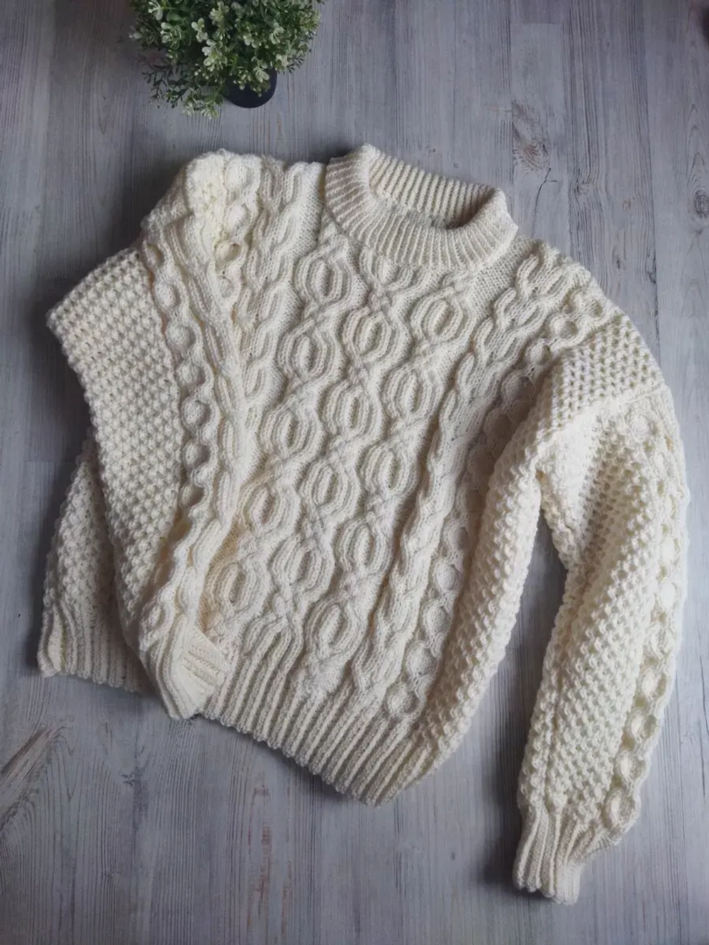 Свитер с аранами ручной работы