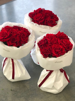 Ажурные розы в белой упаковке