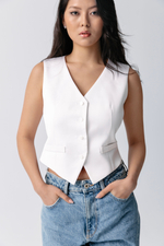 Жилет из атласной ткани