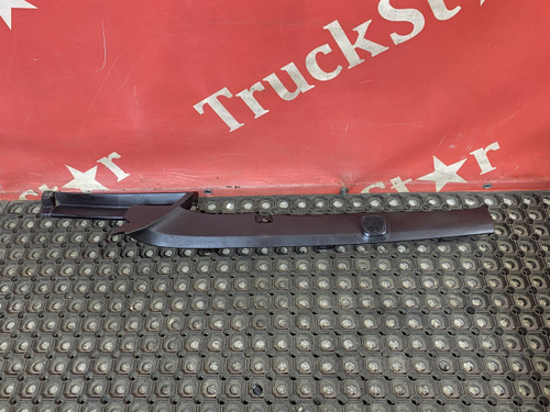 Накладка стойки левой 2017г