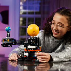 LEGO Technic - Планета Земля и Луна на орбите 42179