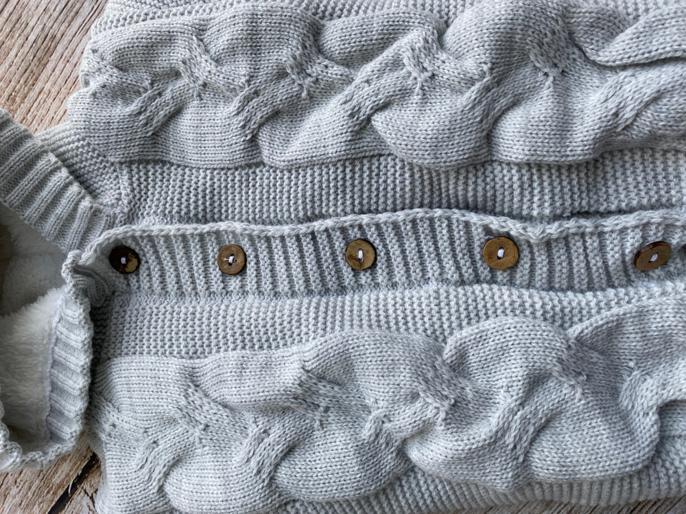 Вязаный комплект на выписку 5 предметов  (Одеяло утеплен., бант, пинетки, комбинезон, шапка) (Цвет: Синий)