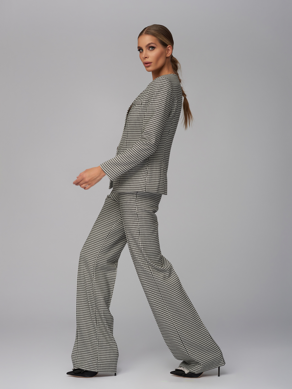 Женский серый костюм без ворота в клетку «гусиная лапка»