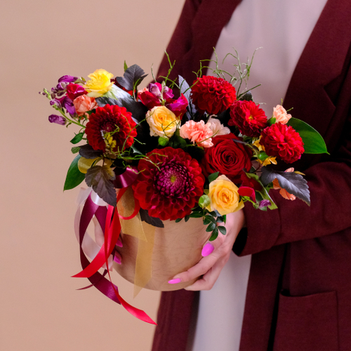 Купить Летняя композиция с георгинами в шляпной коробке #52