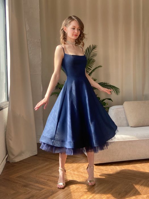 Нарядное платье с пышной юбкой миди (т-синий)